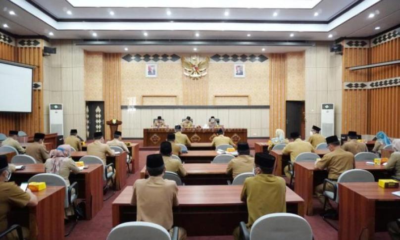 Hari Pertama Tugas, Gubernur Gelar Rapat Tertutup