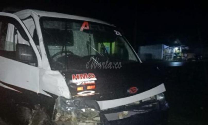 Hilux Vs Granmax Adu Kambing di Jalan Lintas Kaur