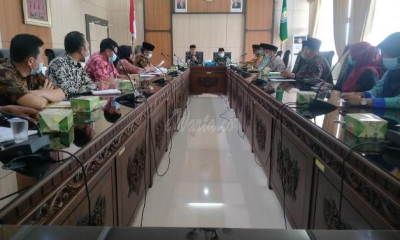 Rapat koordinasi (Rakor) terkait persiapan penyelenggaraan ibadah haji 1442H/2021, di Kantor Gubernur, Kamis (4/3/21).
