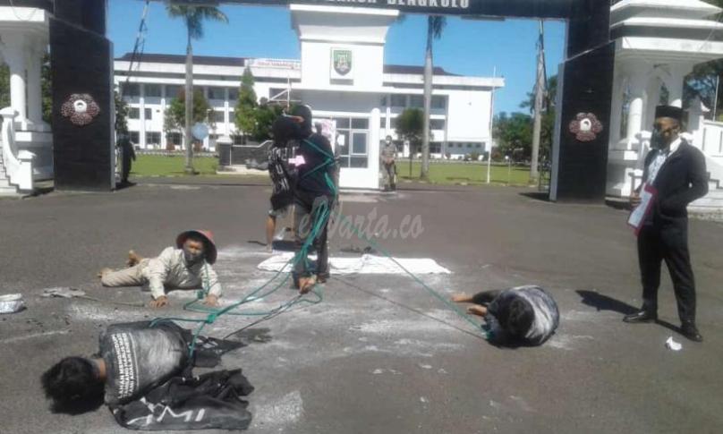 Teatrikal protes terkait penghapusan Fly Ash dan Bottom Ash (FABA) dari kategori Limbah Bahan Berbahaya Beracun (LB3). 