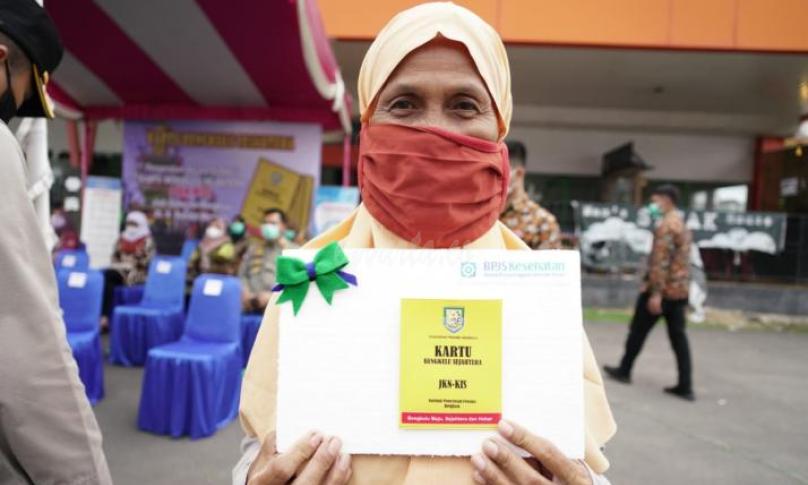 Warga Kaur Terima Kartu Bengkulu Sejahtera dari Gubernur