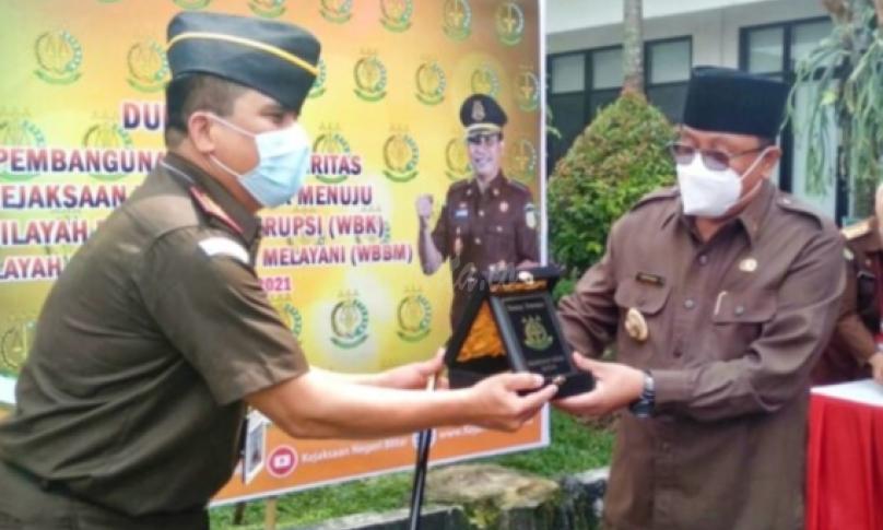 Kepala Kejaksaan Negeri Blitar Bangkit Sormin SH.MH memberikan cindera mata kepada Forkopimda