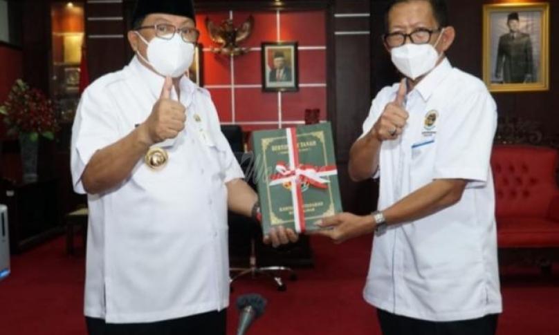 Walikota Blitar Terima Penyerahan Sertifikat Tanah Aset PemKot Blitar oleh Kepala BPN