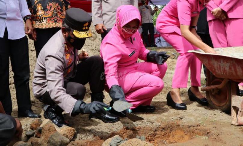 Kapolda Bengkulu Letakkan Batu Pertama Bedah Rumah di Sukarami