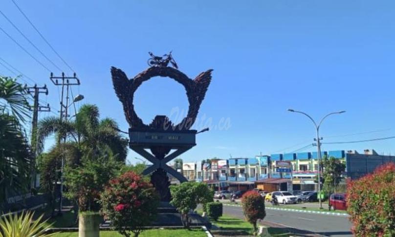 Monumen knalpot di depan Mapolda Bengkulu
