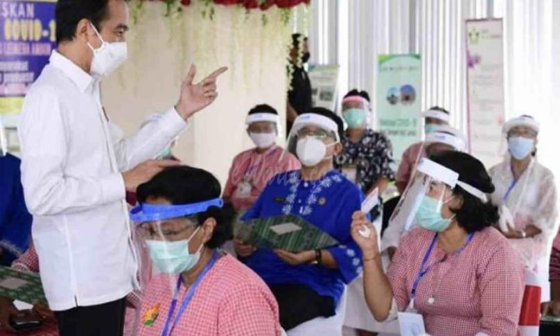 Presiden Joko Widodo berbincang dengan para penerima vaksin yang tengah diobservasi selama 30 menit. Vaksinasi digelar di RSUP dr. J. Leimena, Kota Ambon, Provinsi Maluku, Kamis (25/03/2021).