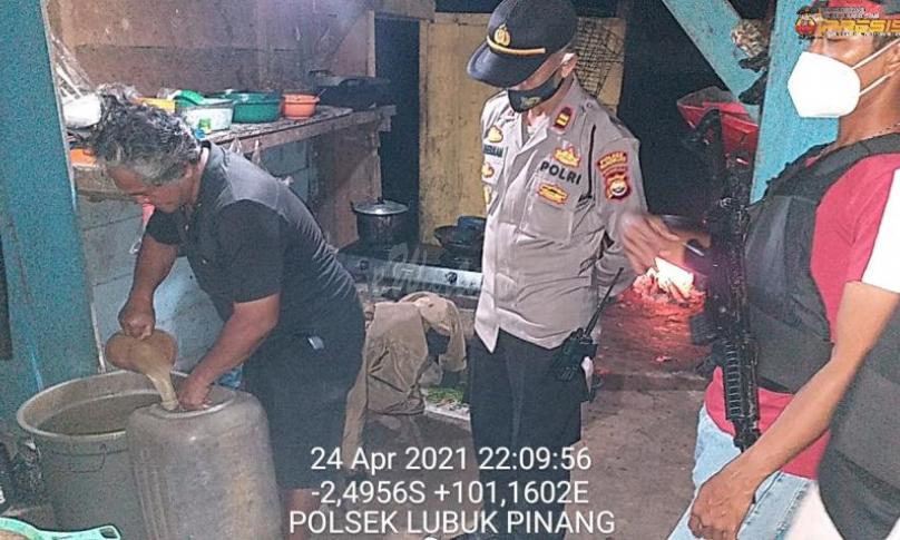 Polsek Lubuk Pinang Sita Ratusan Liter Tuak