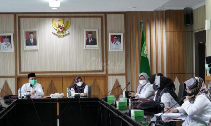 Hamka saat memimpin rapat persiapan Hari Kartini yang jatuh pada 21 April ini di ruang rapat Rafflesia, Rabu (31/3). 