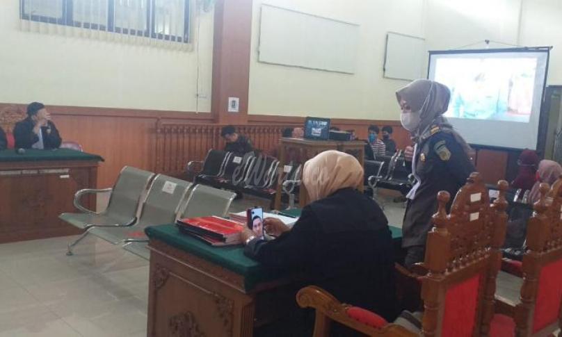 Persidangan daring yang digelar di PN Curup dengan agenda pembacaan tuntutan oleh Jaksa Penuntut Umum (JPU), Kejari Rejang Lebong, Kamis (1/4/2021)