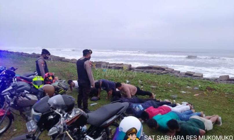 Tak Patuhi Prokes, Belasan Remaja Mukomuko Dihukum Push Up