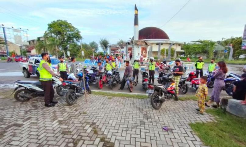 Satlantas Amankan Belasan Motor di Tugu Pers