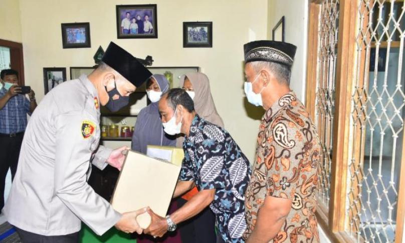 Kapolres, Dandim 0808 dan Danyonif 511 Bantu Keluarga Korban KRI Nanggala 402