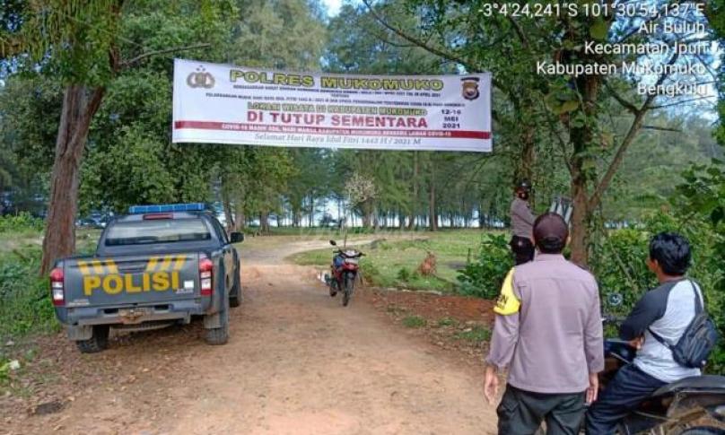 Polres Mukomuko Pasang Spanduk Penutupan Lokasi Wisata
