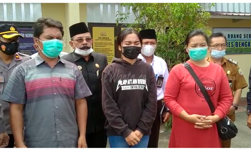 MS saat meminta maaf di Mapolres Bengkulu Tengah