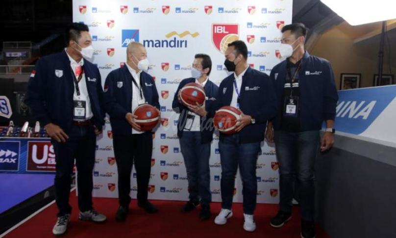 (ki-ka) Rudi Nugraha, Direktur AXA Mandiri, Handojo G. Kusuma, Presiden Direktur AXA Mandiri, Junas Miradiarsyah, Direktur Utama IBL didampingi Danny Kosasih, Ketua Umum PP Perbasi saat menandatangani Perjanjian Kerja Sama antara AXA Mandiri dengan Indonesian Basketball League 2021 di Britama Arena, Mahaka Square (24/5). AXA Mandiri memberikan manfaat asuransi bagi para atlet, pelatih dan official klub IBL 2021 yang merupakan salah satu wujud komitmen AXA Mandiri dalam mengampanyekan hidup sehat, sekaligus 
