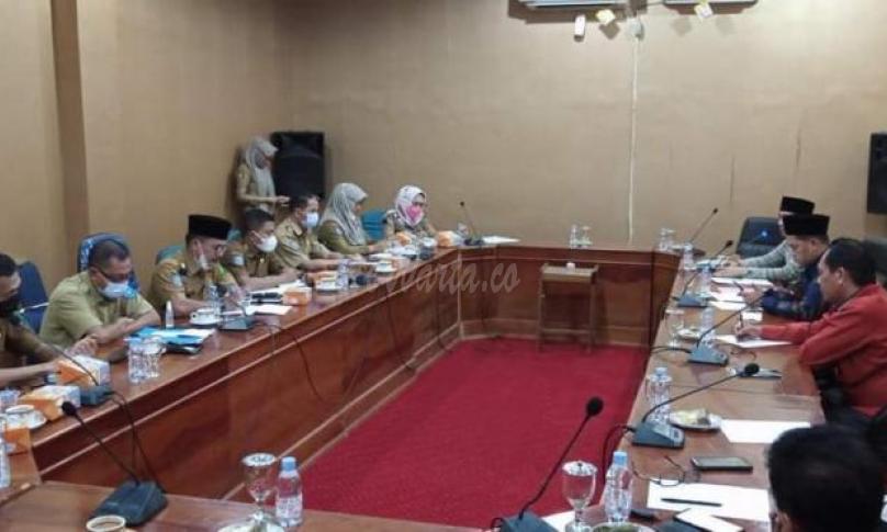 Rapat Dengar Pendapat Komisi 1 DPRD Kota Bengkulu dengan BKPP Kota Bengkulu di Ruang Rapat Ratu Samban DPRD Kota Bengkulu, Selasa (25/05).