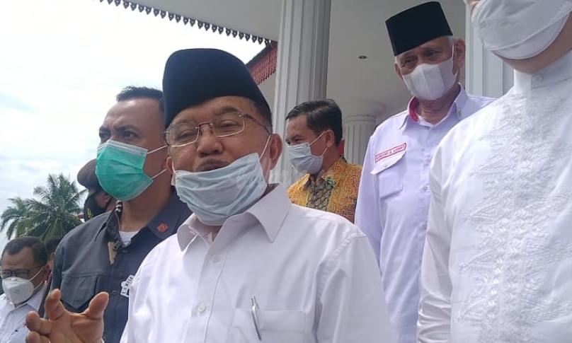 Jusuf Kalla didampingi Gubernur Bengkulu Rohidin Mersyah usai melantik Dewan Kehormatan dan Pengurus PMI Bengkulu masa bakti 2021-2026, di Bengkulu, Jumat (28/5/21).