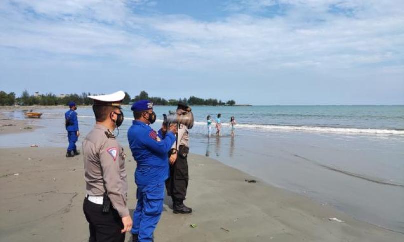 Polairud Siaga Pantai, Awasi Kepatuhan Prokes dan Larang Pengunjung Berenang