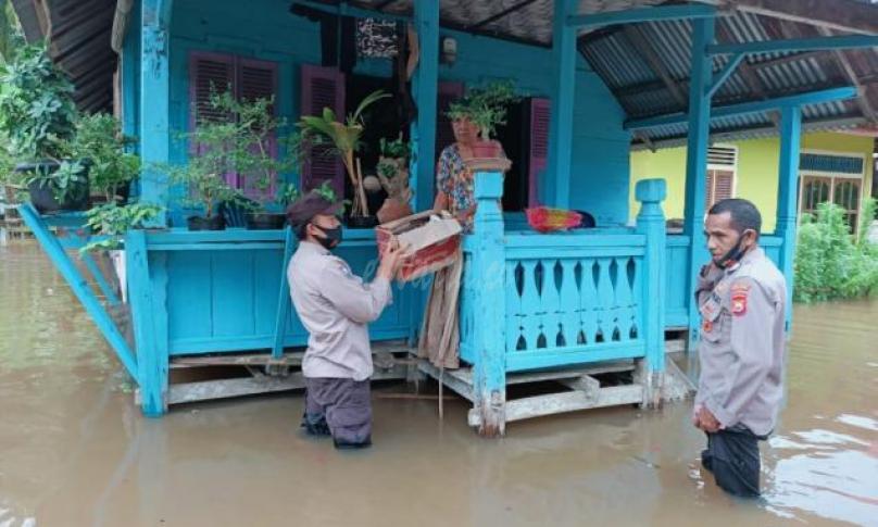 Polres Mukomuko Bagikan Bahan Pokok untuk Warga Terdampak Banjir