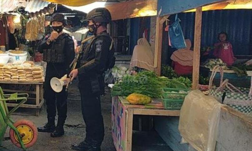 Personil Satbrimobda Bengkulu Imbau Pedagang Taat Prokes