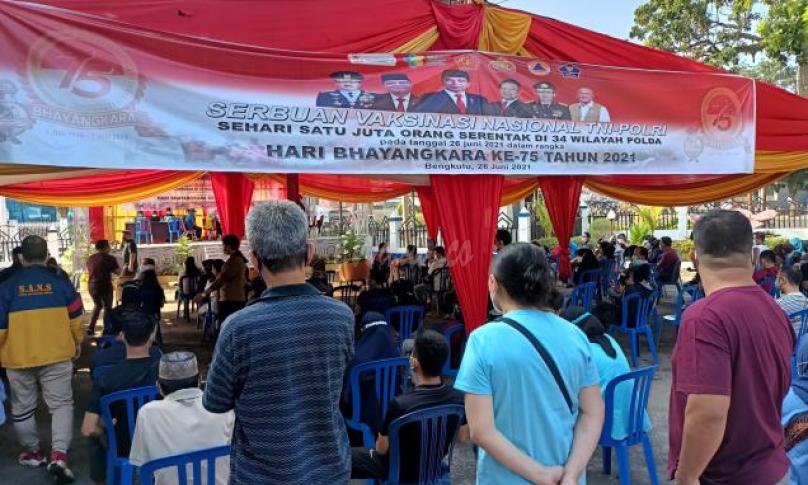 Vaksinasi Massal Serentak Hari Bhayangkara Dipadati Peserta