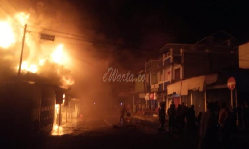 Belasan Ruko di Muara Aman Hangus Terbakar