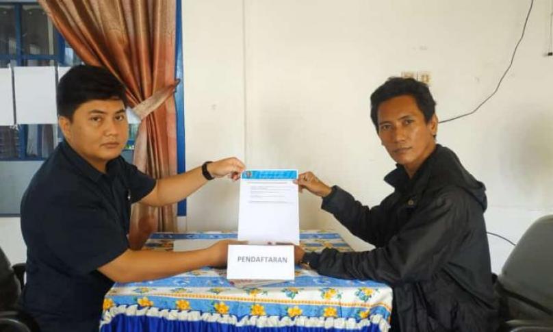 Salah satu bakal calon mengambil formulir pendaftaran di Sekretariat PWI Bengkulu, Rabu (16/6/2021)