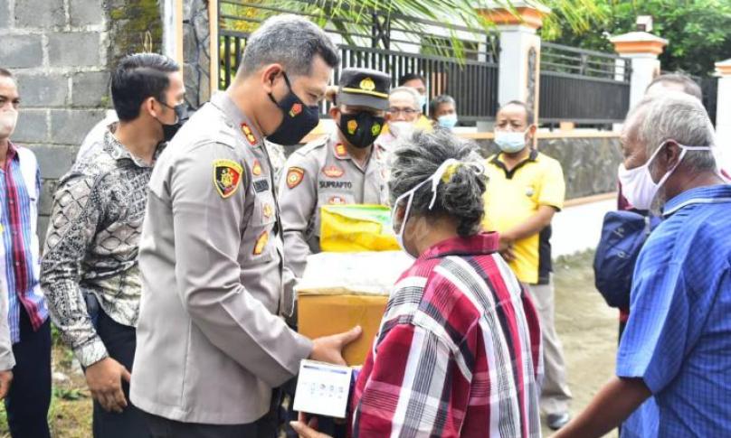 Kapolres Blitar Berikan Bantuan Kakek Korban Penjambretan