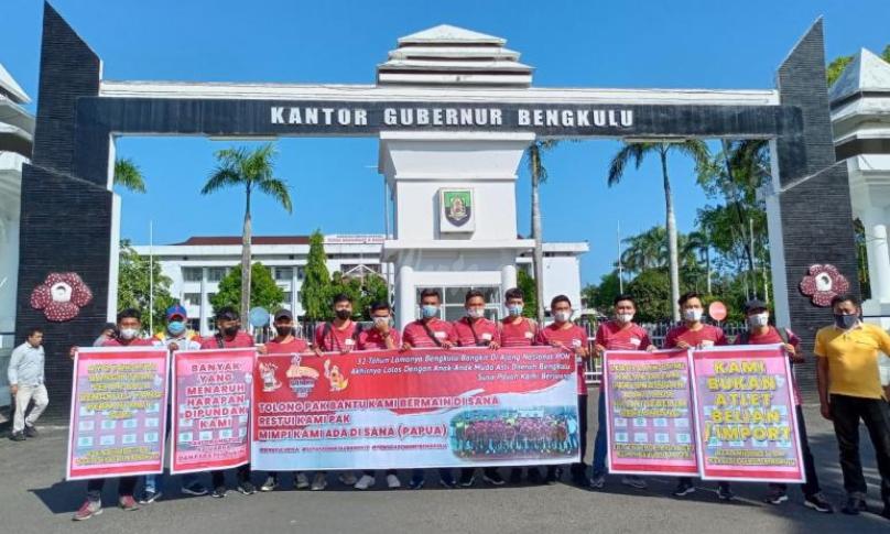 Atlet Sepak Bola Bengkulu Geruduk Gubernur, Tuntut Berlaga di PON Papua 2021