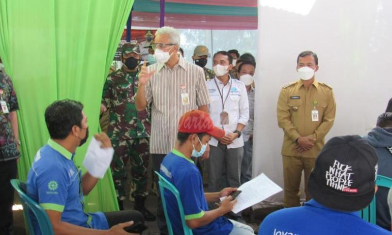 Gubernur Jateng, Ganjar Pranomo, saat memantau jalannya vaksinasi di PT Lohjinawi Batang, Selasa 29/06/2021