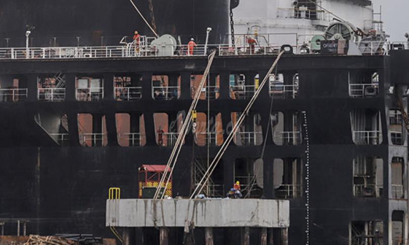 Sejumlah pekerja mengerjakan konstruksi kapal di kawasan industri galangan kapal Tanjung Uncang, Batam, Kepulauan Riau, Sabtu (29/5/2021). 