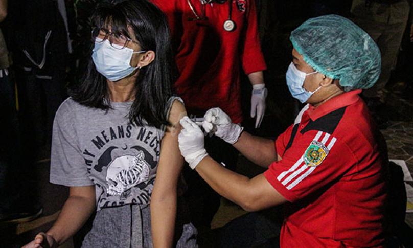 Petugas kesehatan menyuntikkan vaksin Covid-19 kepada pengunjung kafe di kawasan Jalan Langkai, Palangkaraya, Kalimantan Tengah, Sabtu (26/6/2021) malam.  -Antarafoto