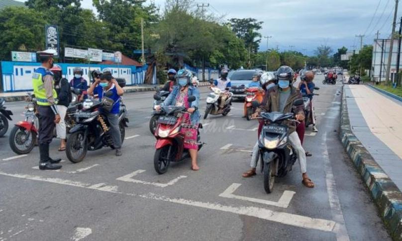 PPKM Mikro, Sat Lantas Polres Bengkulu Minta Pengendara Tetap di Stop Line
