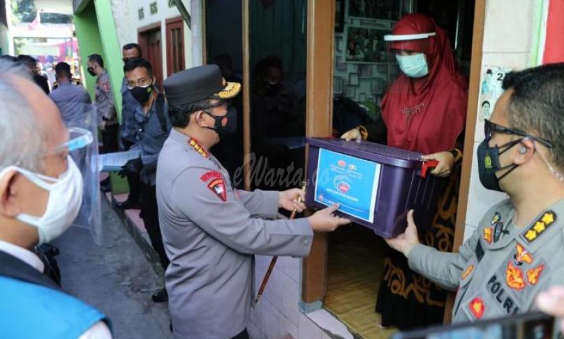 Kapolri Instruksikan Jajarannya Percepat Distribusi Bansos PPKM Darurat ke Warga 