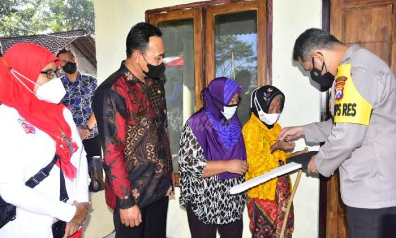 Kapolres Blitar Serahkan Kunci Bedah Rumah Nenek Tukinem