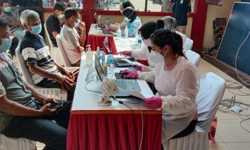 Bhayangkari Ikut Turun Tangan di Gerai Vaksinasi Polres Blitar