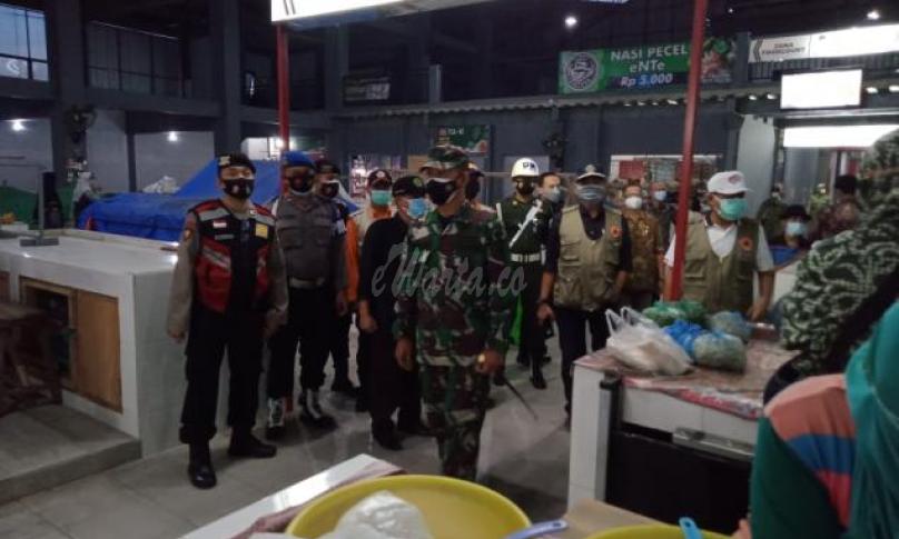 Kodim 0808/Blitar Melaksanakan Operasi  Yustisi Gakplin Protkes Secara Gabungan Di Pasar Kanigoro Kab.Blitar