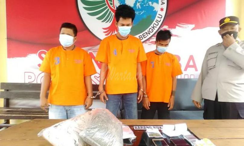 Dalam konfrensi persnya, Rabu (14/7/21) empat orang pelaku diamankan polisi berikut barang buktinya.