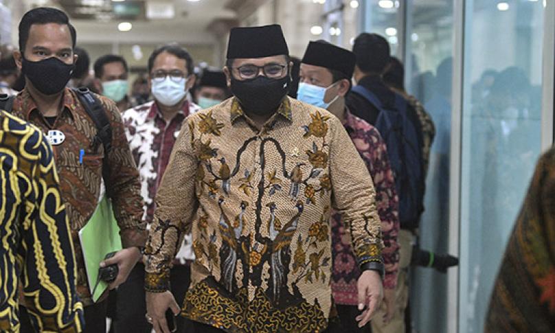 Menag Yaqut Cholil Qoumas berjalan saat akan mengikuti raker dengan Komisi VIII DPR di Kompleks Parlemen, Senayan, Jakarta, Rabu (2/6/2021). - (antarafoto)
