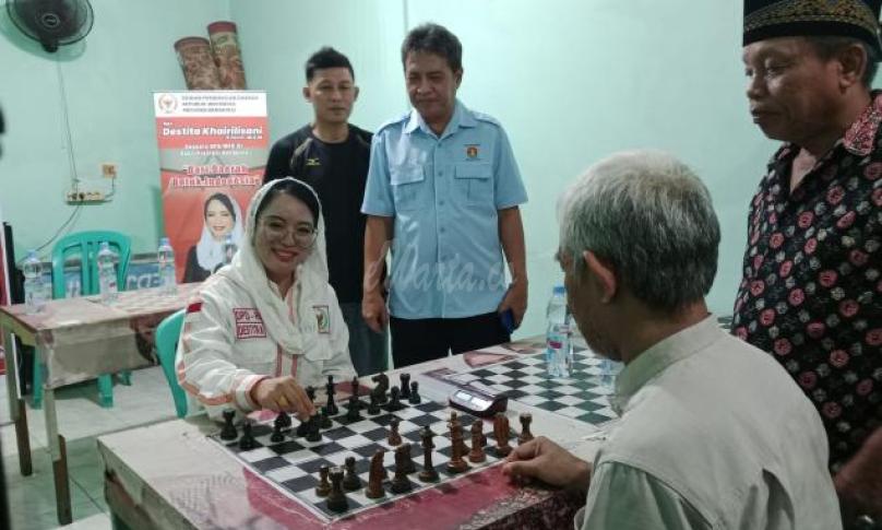 Anggota DPD RI, Apt. Destita Khairilisani, S.Farm., M.S.M, melakukan pertemuan penyerapan aspirasi masyarakat bersama Pengurus Persatuan Catur Indonesia (PERCASI) Provinsi Bengkulu, Sabtu (9/8/2025), di Sekretariat PERCASI, Kelurahan Kebun Geran, Kota Bengkulu.