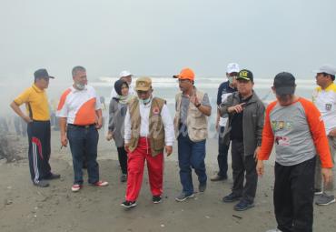 Bersama dalam Aksi Bersih Pantai Bengkulu