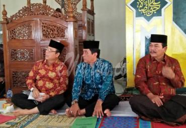 Bupati Seluma H. Bundra Jaya, MH (Kiri) di dampingi Wakil Bupati Drs Suparto, M. Si (Kanan) dan Kepala Kemenag Kabupaten Seluma Haji Herman Yatim (Tengah)