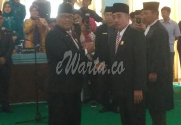 Ketua DPRD Rejang Lebong M Ali saat mengambil sumpah dan  melantik Bambang Irawan
