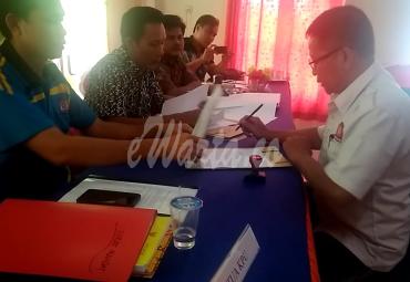 Salah satu Parpol saat mengambil berkas hasil verifikasi
