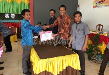Ketua KPU Seluma (Sarjan efendi, SE) di dampingi Anggota saat memberikan Piagam Penghargaan kepada anggota PPK terbaik.