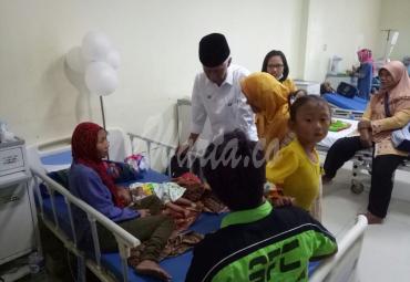 Wakil Bupati Rejang Lebong Iqbal Bastari saat mengunjungi penderita gizi buruk di RSUD Rejang Lebong