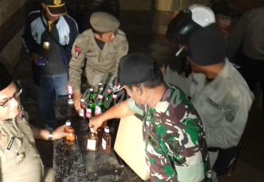Tim Gabungan saat melakukan Razia di beberapa cafe di Seluma
