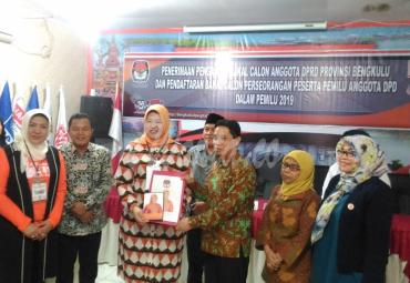 Ketua KPU Provinsi Bengkulu, Irwan Syaputra saat menerima Balon Riri Damayanti