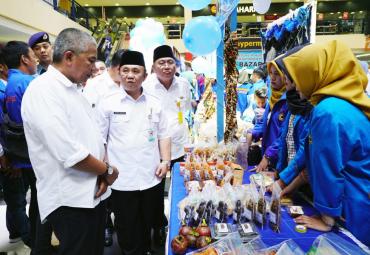 Bazar-Sekretaris Daerah Provinsi Bengkulu Nopian Andusti membuka Bazar Kuliah Kerja Nyata (Kukerta) Periode 29 Universitas Hazairin..