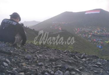 Pengibaran Bendera Merah Putih Raksasa di Bukit Kaba